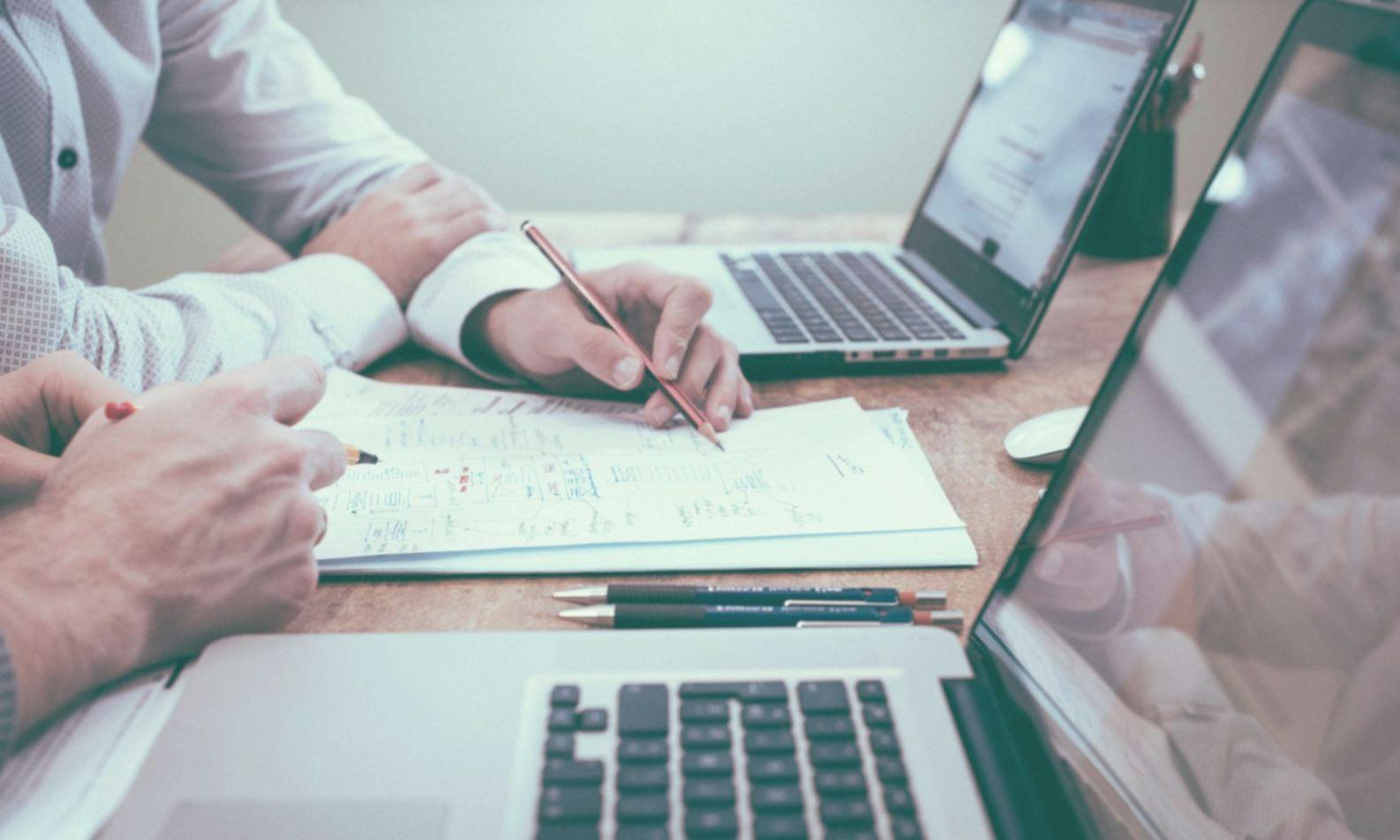 Процесс анализа бизнес-документов и финансовых показателей